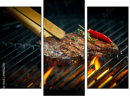 Hot spicy rump steak on a summer barbecue - Obraz trzyczęściowy, Tryptyk