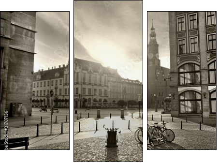 Rynek starego miasta skąpany w słońcu
 - Obraz trzyczęściowy, Tryptyk