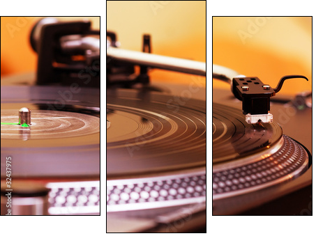 Turntable playing vinyl record  - Obraz trzyczęściowy, Tryptyk