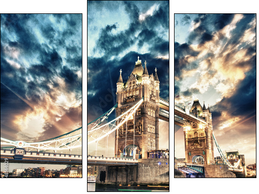 Beautiful sunset colors over famous Tower Bridge in London  - Obraz trzyczęściowy, Tryptyk