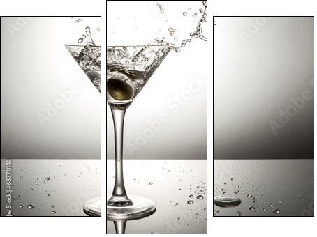 Olive splashing on martini  - Obraz trzyczęściowy, Tryptyk