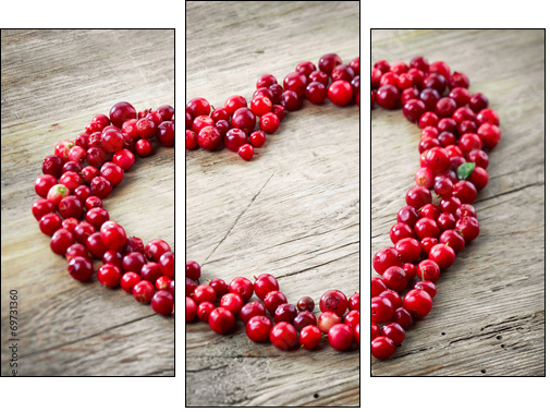 heart shape of fresh berries  - Obraz trzyczęściowy, Tryptyk
