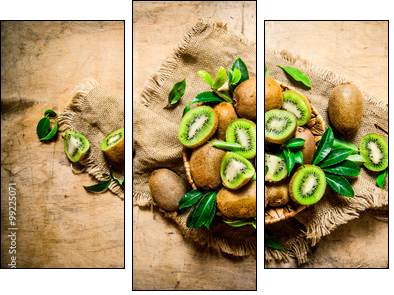 Kiwi fruit in basket with leaves on the old fabric. - Obraz trzyczęściowy, Tryptyk