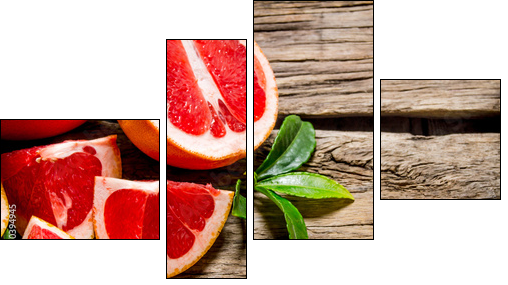 Fresh cut grapefruit with leaves. On wooden table. - Obraz czteroczęściowy, Fortyk