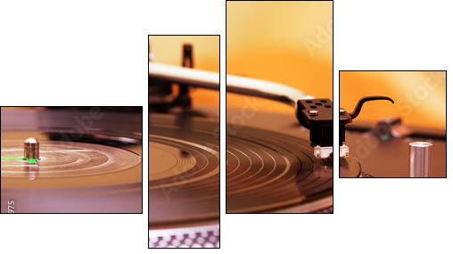 Turntable playing vinyl record  - Obraz czteroczęściowy, Fortyk