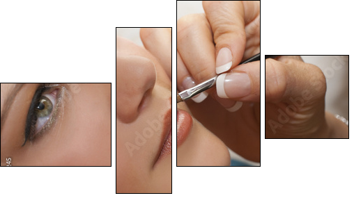 Atelier maquillage - portrait d'une ado se faisant maquiller  - Obraz czteroczęściowy, Fortyk
