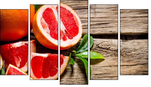 Fresh cut grapefruit with leaves. On wooden table. - Obraz pięcioczęściowy, Pentaptyk