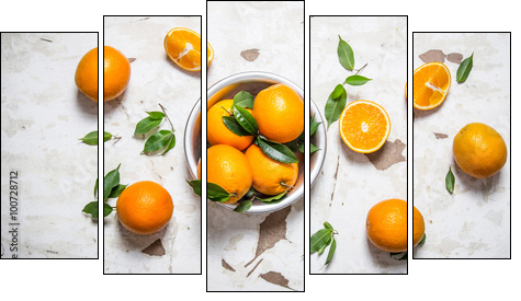 Orange style. Fresh oranges with leaves in a Cup . - Obraz pięcioczęściowy, Pentaptyk
