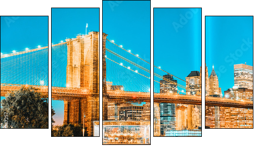 New York night view of the Lower Manhattan and the Brooklyn Bridge across the East River. - Obraz pięcioczęściowy, Pentaptyk