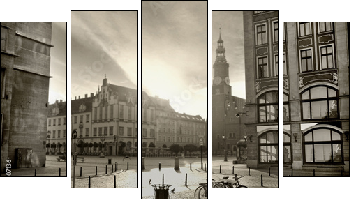 Rynek starego miasta skąpany w słońcu
 - Obraz pięcioczęściowy, Pentaptyk