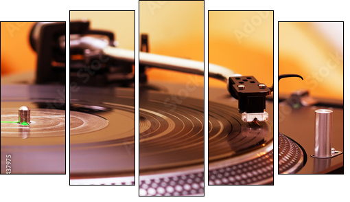 Turntable playing vinyl record  - Obraz pięcioczęściowy, Pentaptyk