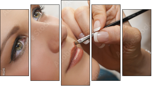 Atelier maquillage - portrait d'une ado se faisant maquiller  - Obraz pięcioczęściowy, Pentaptyk