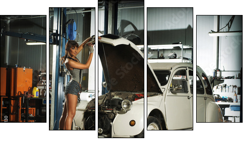A beautiful brunette woman in a garage fixing an old car  - Obraz pięcioczęściowy, Pentaptyk