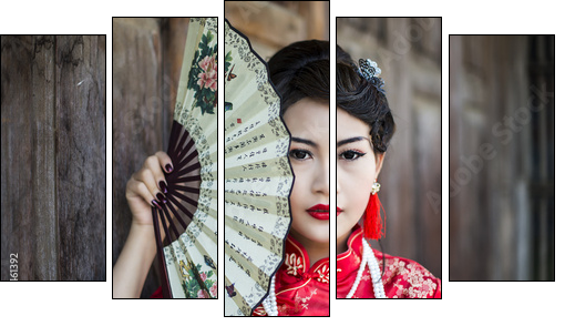 Chinese girl in traditional Chinese cheongsam blessing  - Obraz pięcioczęściowy, Pentaptyk