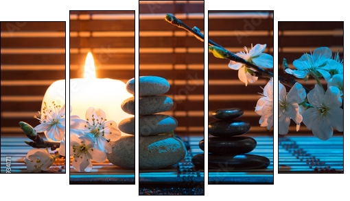 fiori di mandorla con candela e pietre bianche e nere  - Obraz pięcioczęściowy, Pentaptyk