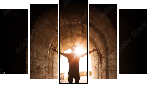 Man stands inside of old dark tunnel  - Obraz pięcioczęściowy, Pentaptyk