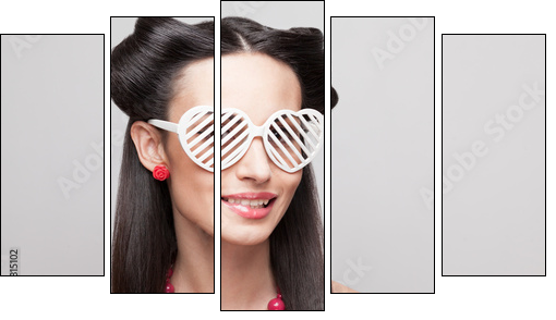 Pin Up model in heart shaped sunglasses  - Obraz pięcioczęściowy, Pentaptyk
