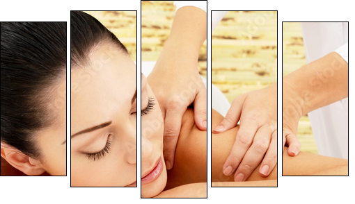 Woman having massage of shoulder in spa salon  - Obraz pięcioczęściowy, Pentaptyk