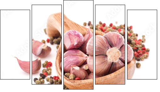 Garlic cloves in wooden bowl isolated on white background  - Obraz pięcioczęściowy, Pentaptyk