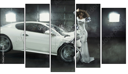 Alluring fashionable lady in the middle of car crash  - Obraz pięcioczęściowy, Pentaptyk