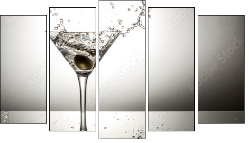 Olive splashing on martini  - Obraz pięcioczęściowy, Pentaptyk