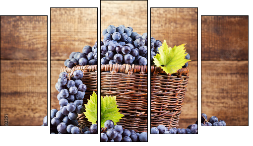 grape in wooden basket  - Obraz pięcioczęściowy, Pentaptyk