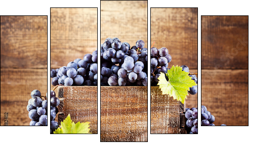 grape in wooden box  - Obraz pięcioczęściowy, Pentaptyk