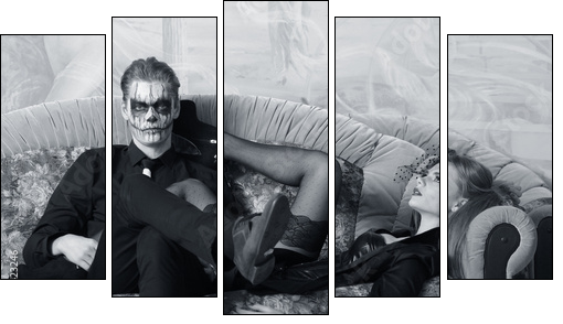 young man and woman on the sofa. makeup in Halloween theme  - Obraz pięcioczęściowy, Pentaptyk