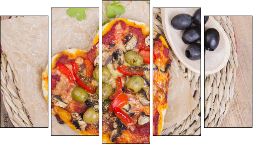 heart shaped pizza  - Obraz pięcioczęściowy, Pentaptyk