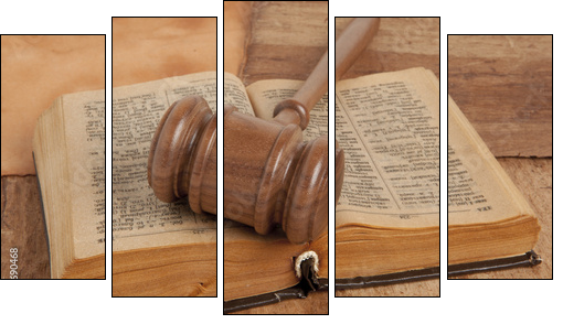 Wooden gavel and books  - Obraz pięcioczęściowy, Pentaptyk